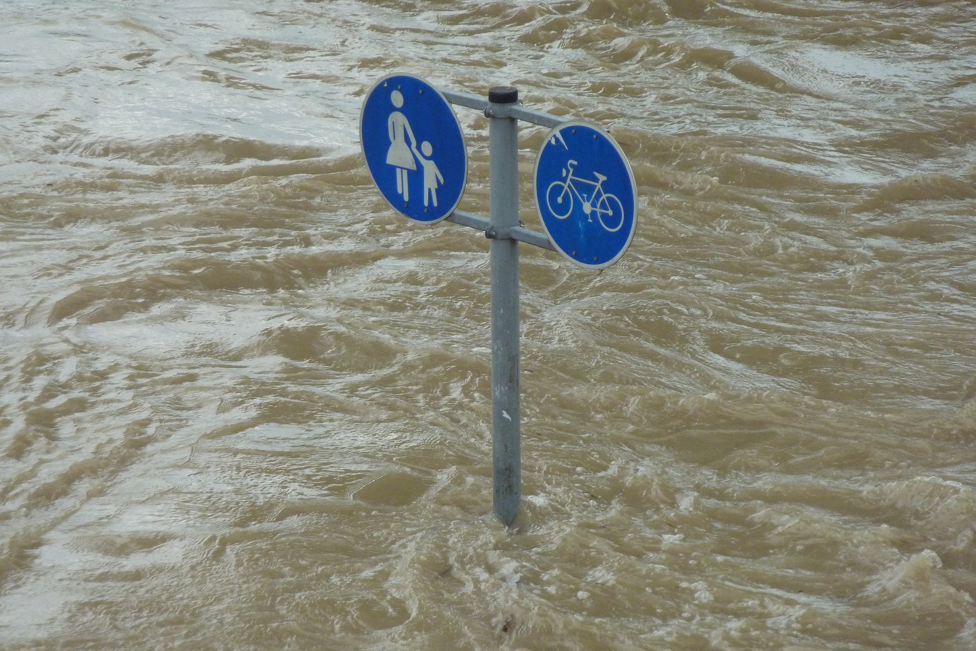 Überfluteter Rad- und Fußgängerweg