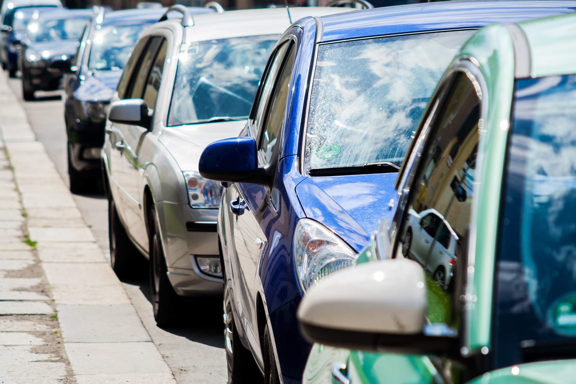 Am Straßenrand parkende Autos