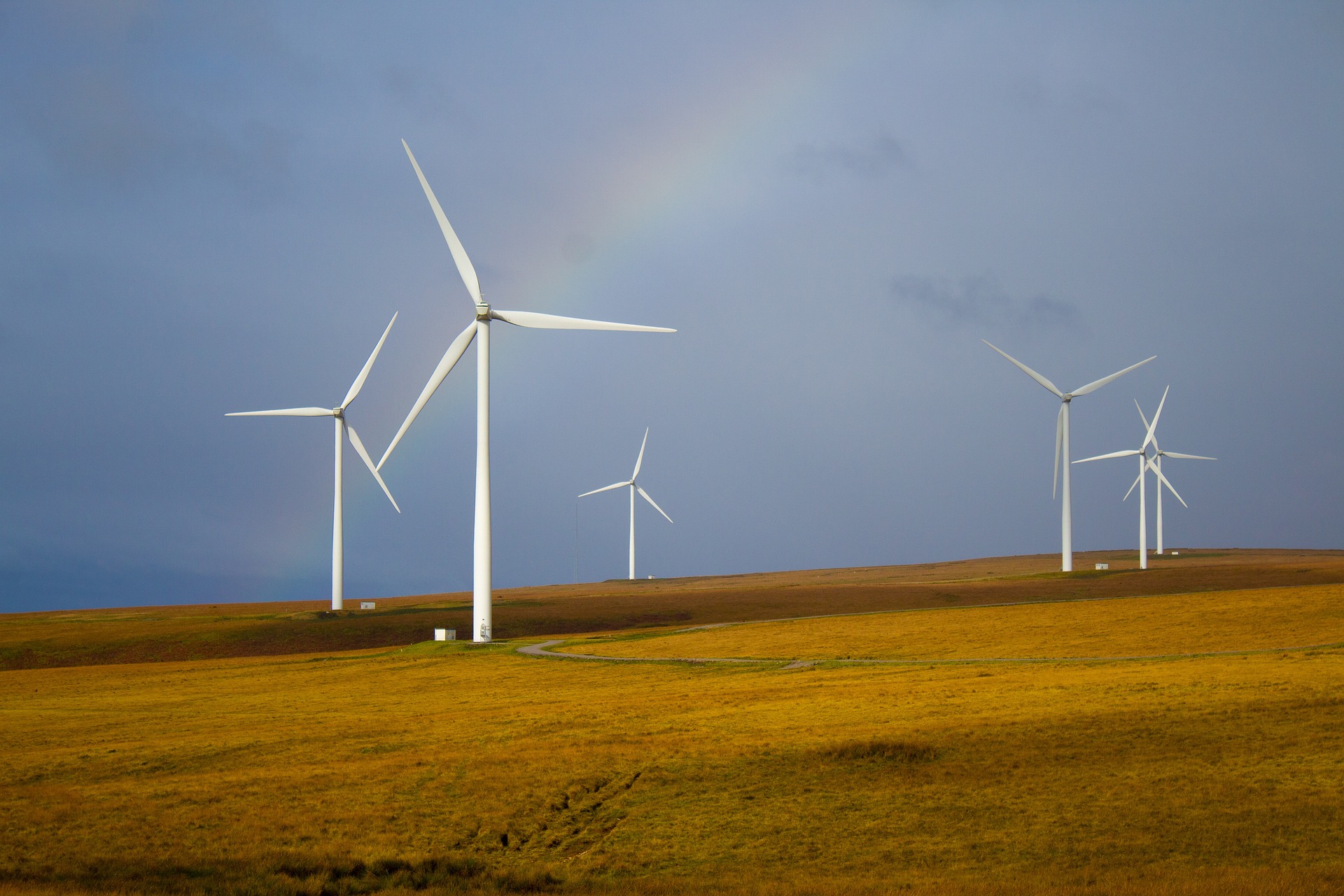 Bild einer Windkraftanlage mit Regenbogen