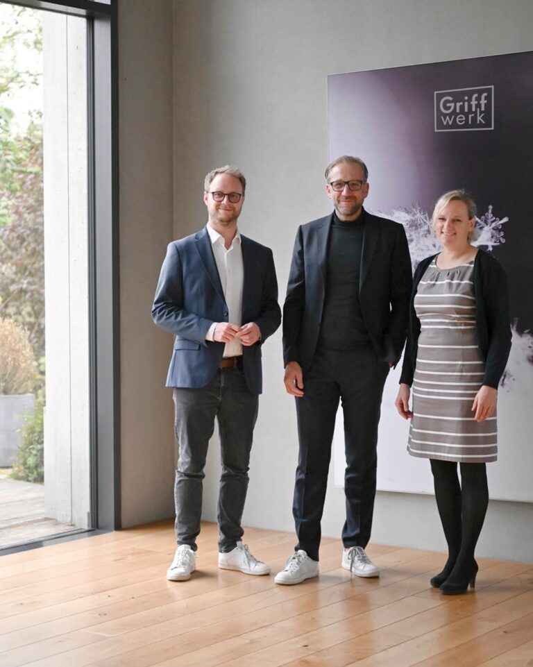 MdB Marcel Emmerich und Kreis- und Stadträtin Susanne Kühl zu Besuch bei der Griffwerk GmbH in Blaustein