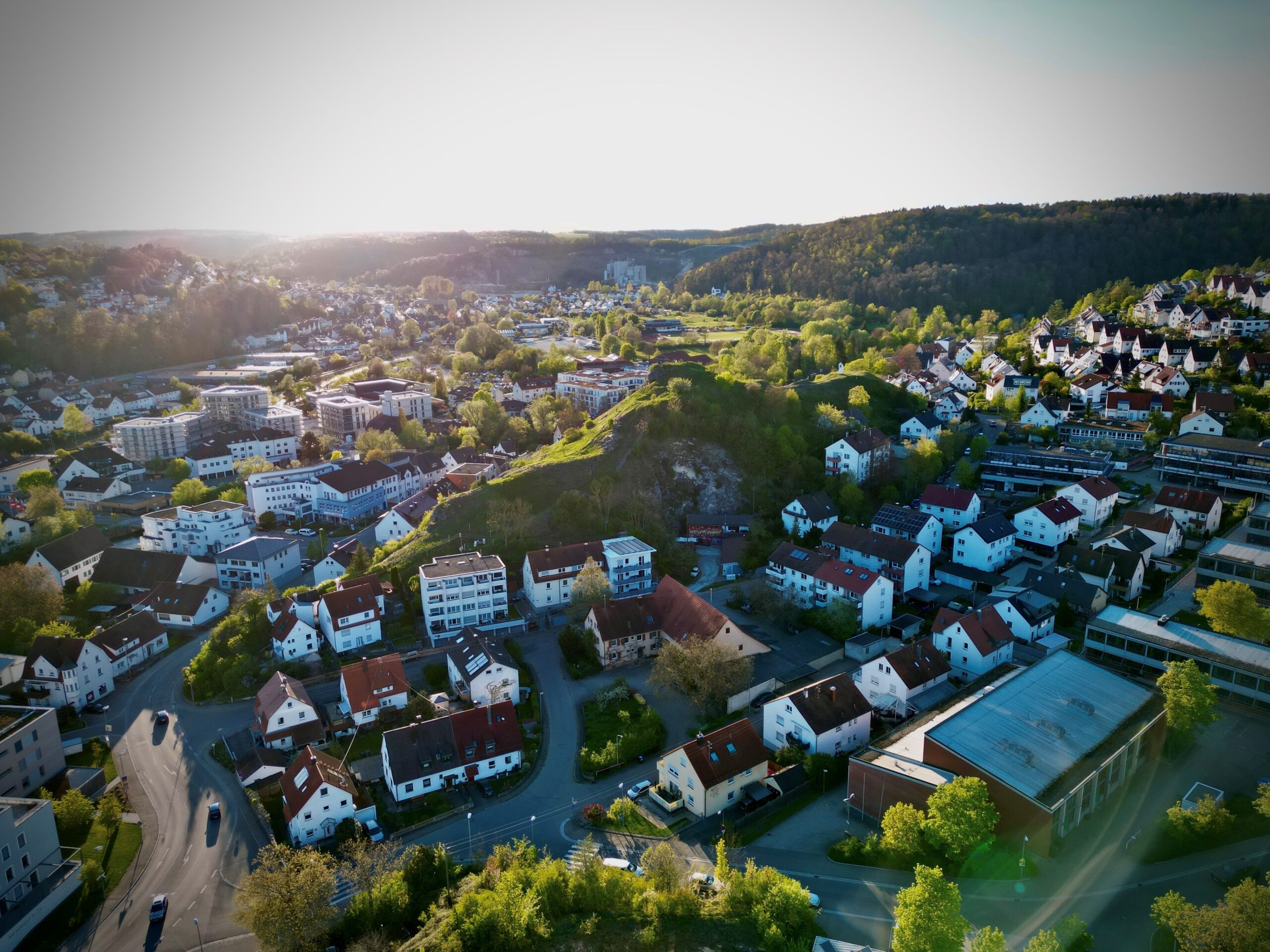 Blick auf die Blausteiner Ortsteile Ehrenstein und Klingenstein. Im Zentrum ist der Löwenfels zu sehen.