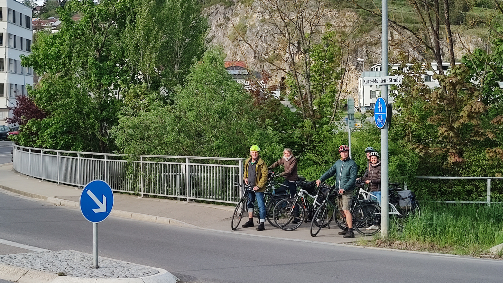 Eine Gruppe von Radfahrern an einem Straßenübergang
