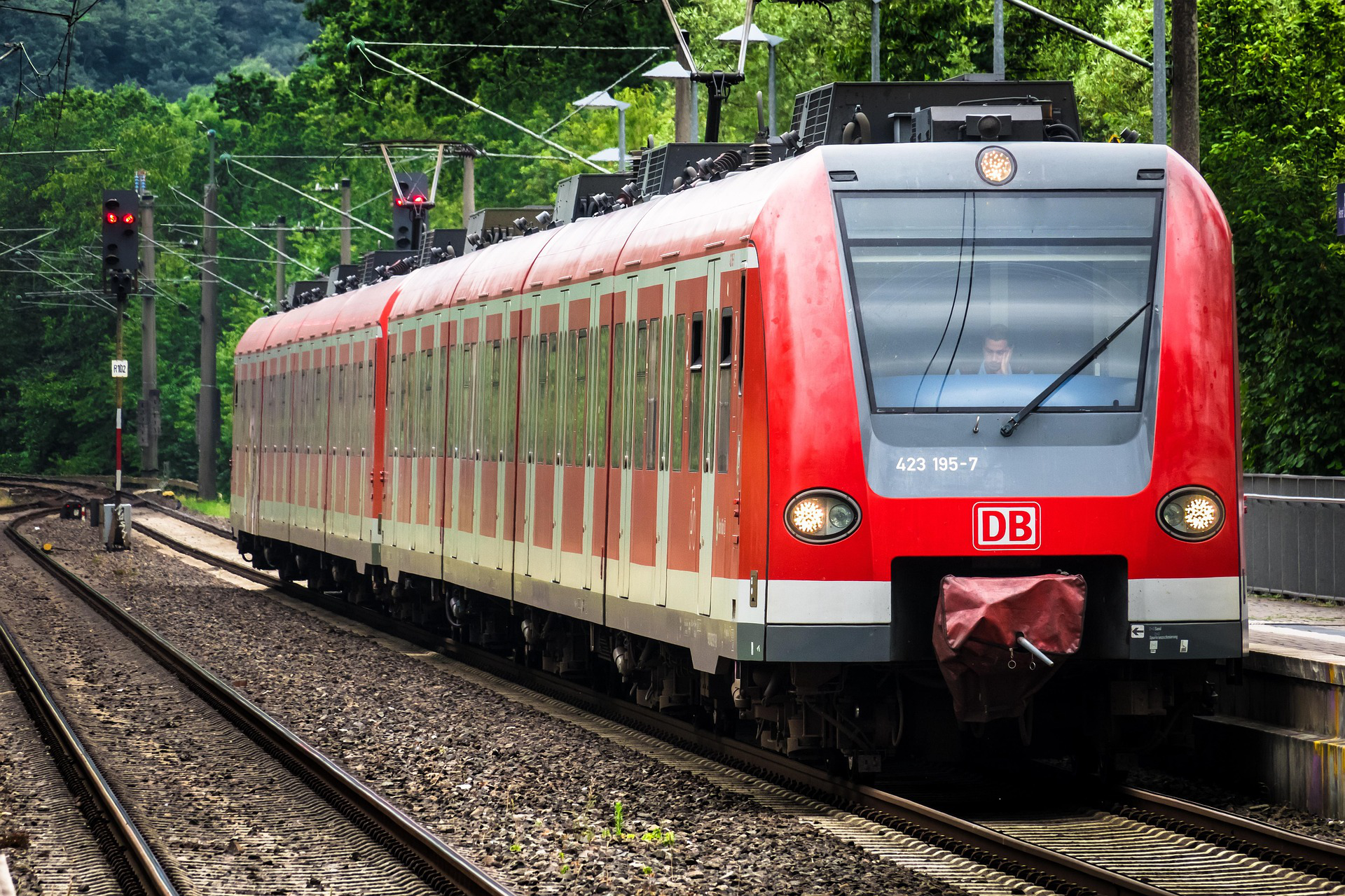Regionalzug, der an einem Bahnhof hält