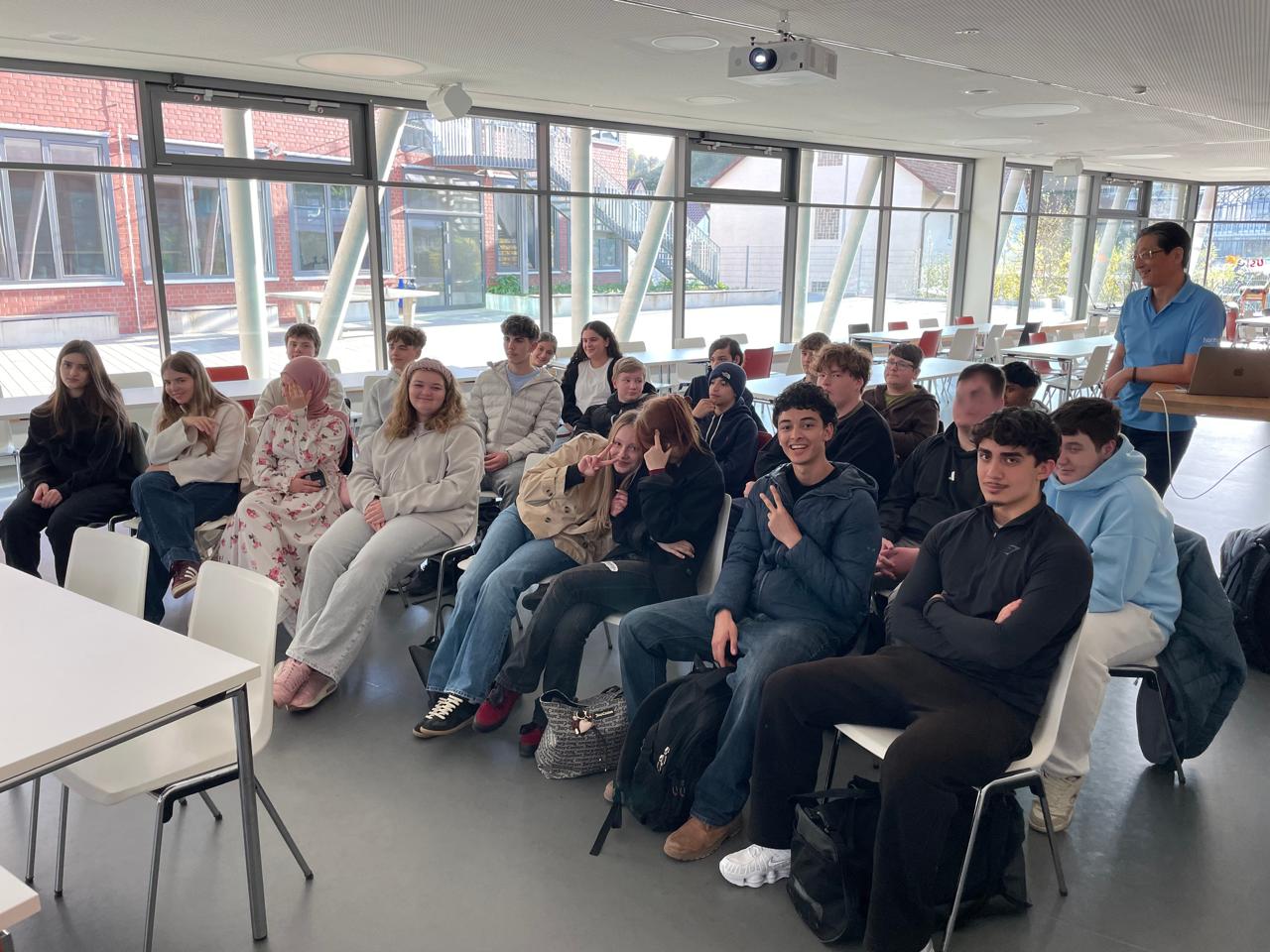 Ein Schulzimmer mit einer 9. Klasse und dem Blausteiner Stadtrat Chang Park